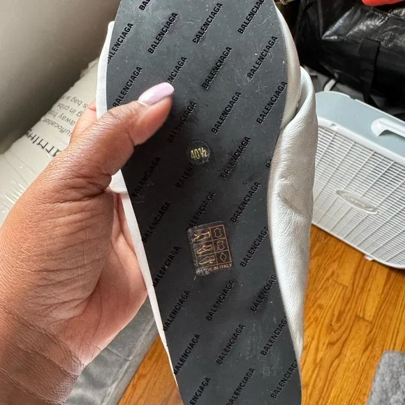 Balenciaga Ivory Gift Box - Picture 7 of 12